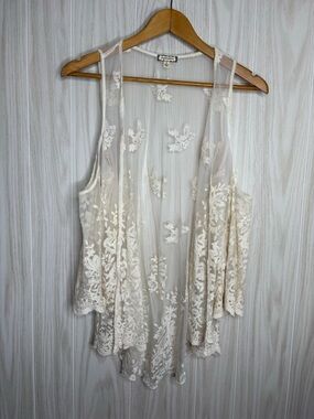 Eyeshadow Sheer Floral Embroidered Vest in Ivory